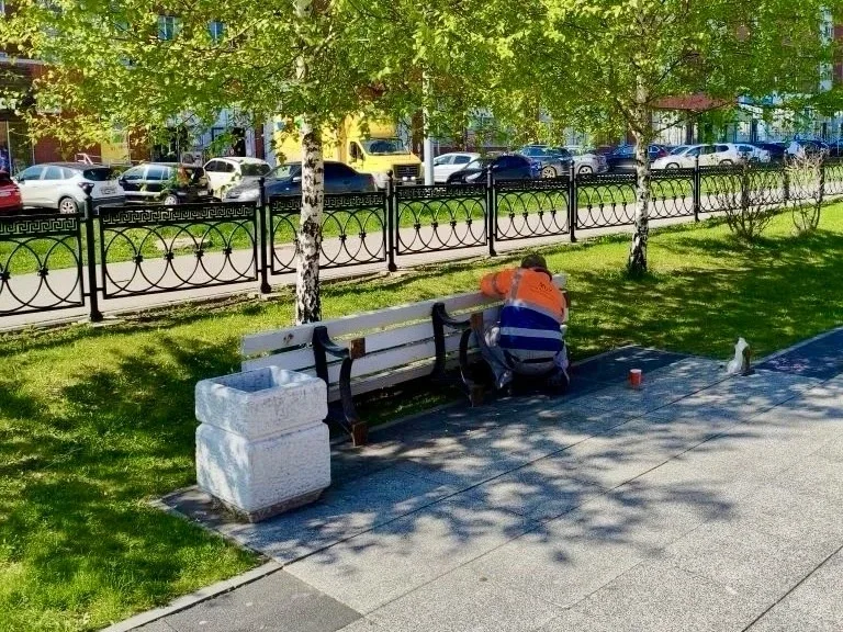 🌳 Продолжаем благоустройство территории района  🔸️Очищаем и поливаем зелёные зоны; 🔸️Проводим подмет