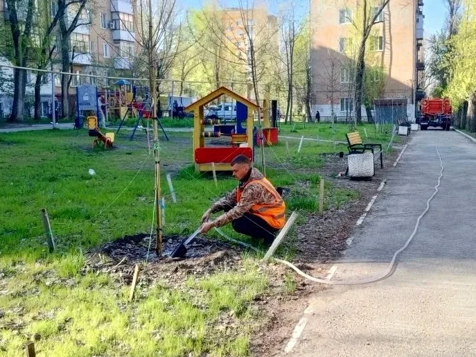🌳 Продолжаем благоустройство территории района  🔸️Очищаем и поливаем зелёные зоны; 🔸️Проводим подмет