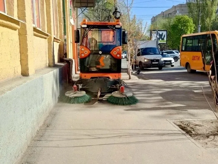 🌳 Продолжаем благоустройство территории района  🔸️Очищаем и поливаем зелёные зоны; 🔸️Проводим подмет