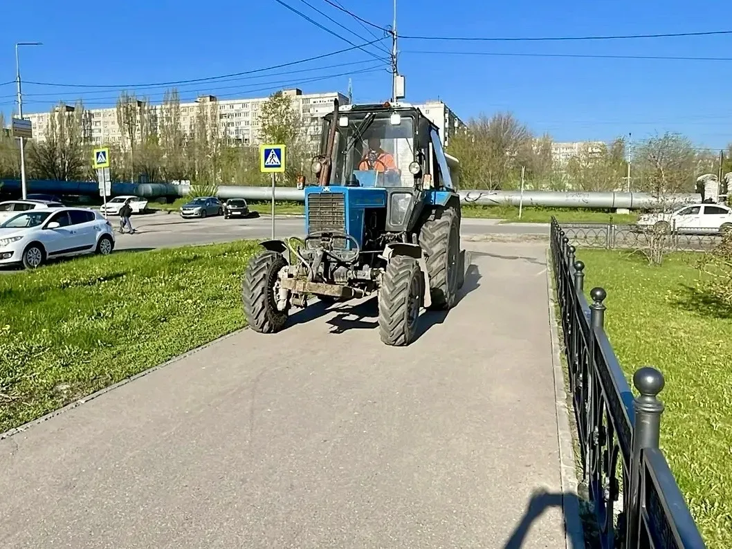 🌳 Продолжаем благоустройство территории района  🔸️Очищаем и поливаем зелёные зоны; 🔸️Проводим подмет