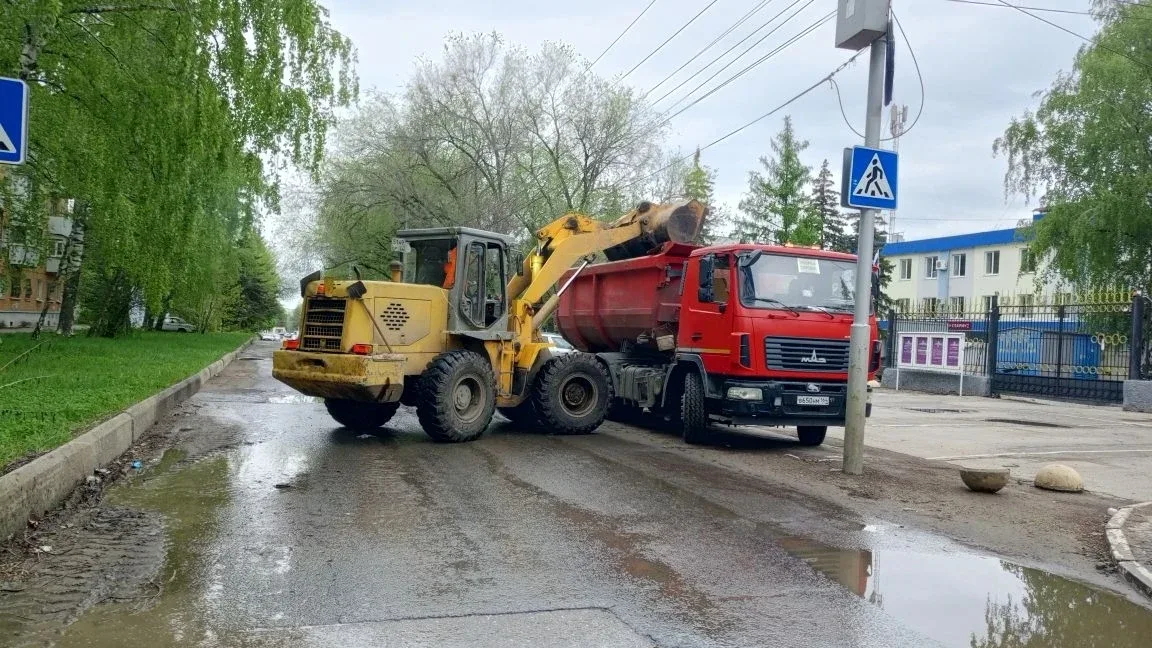🧹 Продолжается уборка территории района   В течение суток службой благоустройства проводились следую