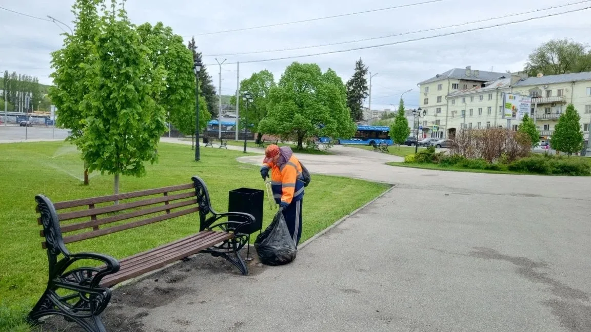 🧹 Продолжается уборка территории района   В течение суток службой благоустройства проводились следую