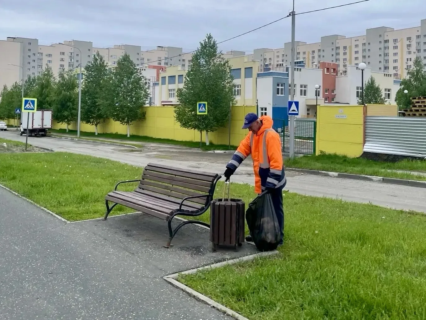 ⚡️ Продолжаем благоустройство территории района  ◇ Очищаем зелёные зоны, ухаживаем за насаждениями; 