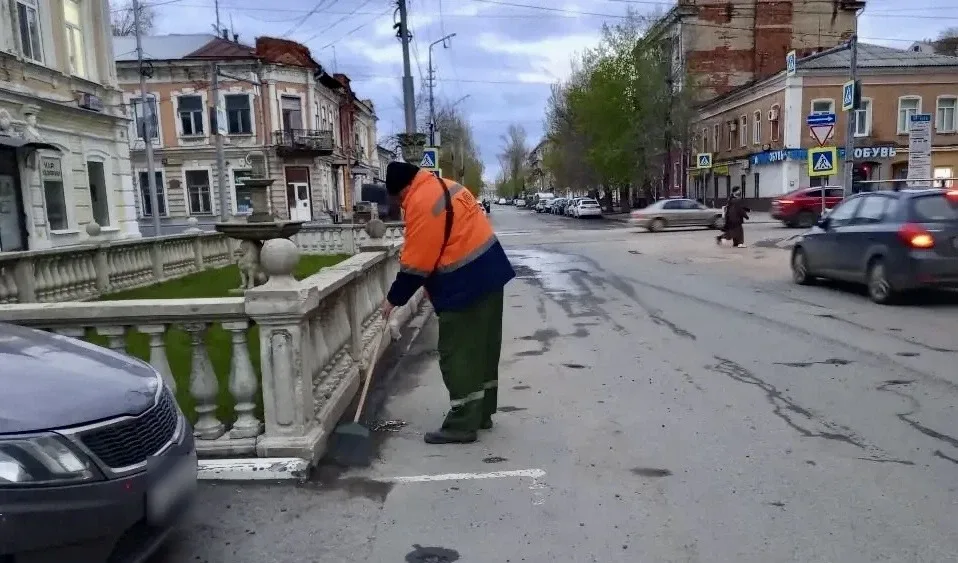 🌳 Продолжаем благоустройство территории района  🔸️Очищаем зелёные зоны; 🔸️Проводим подметание и мойк