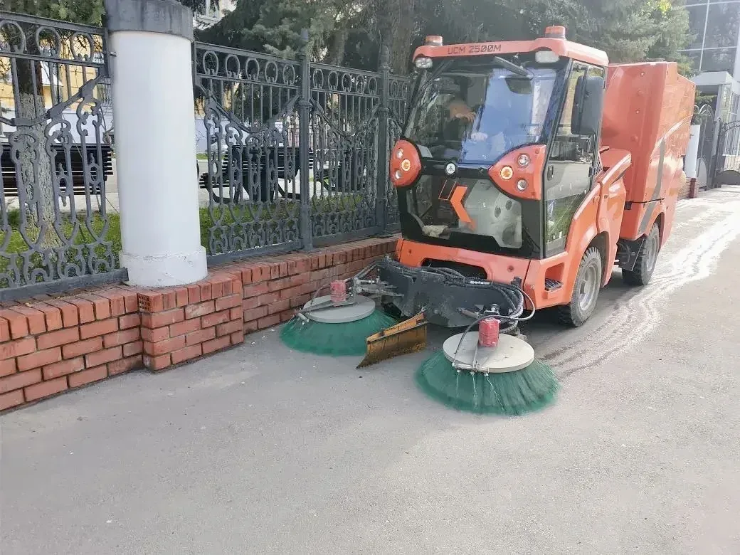 🌳 Продолжаем благоустройство территории района  🔸️Очищаем зелёные зоны; 🔸️Проводим подметание и мойк
