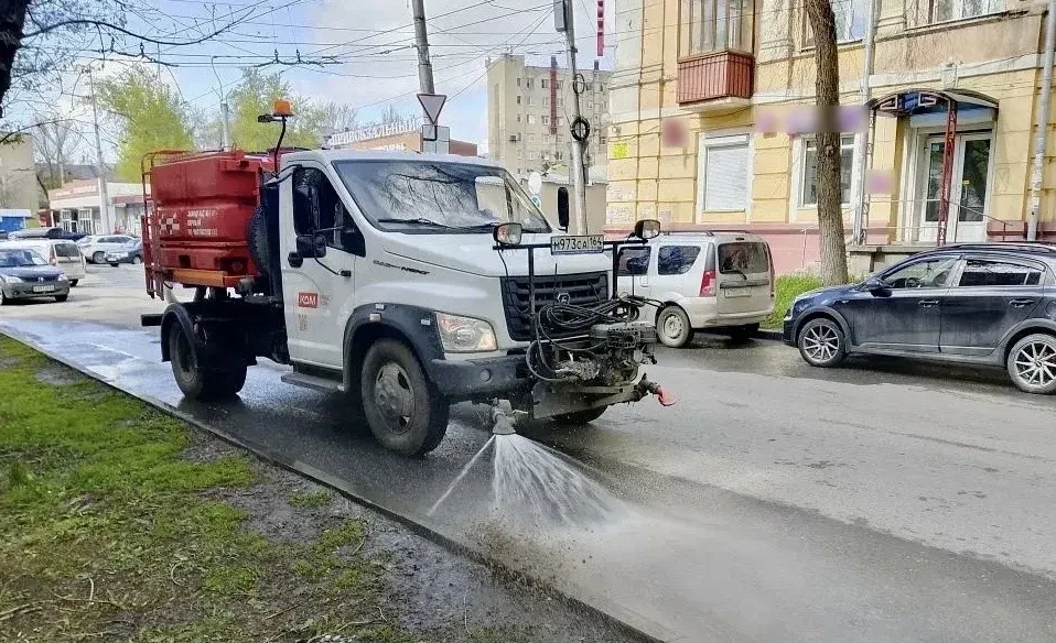 🌳 Продолжаем благоустройство территории района  🔸️Очищаем зелёные зоны; 🔸️Проводим подметание и мойк