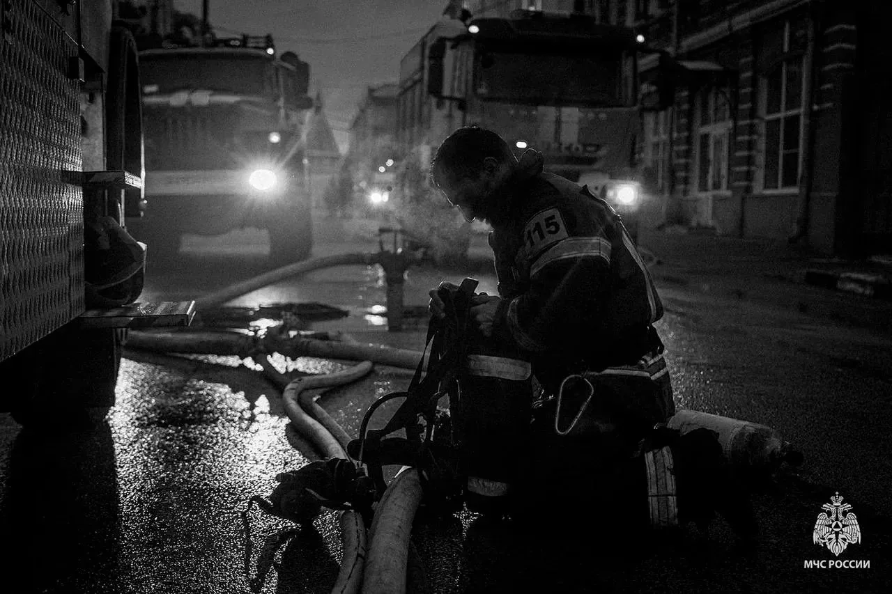 Профессия сильных: будни пожарных  Пока город спит, они уже на выезде. Пока в чьём-то доме случается