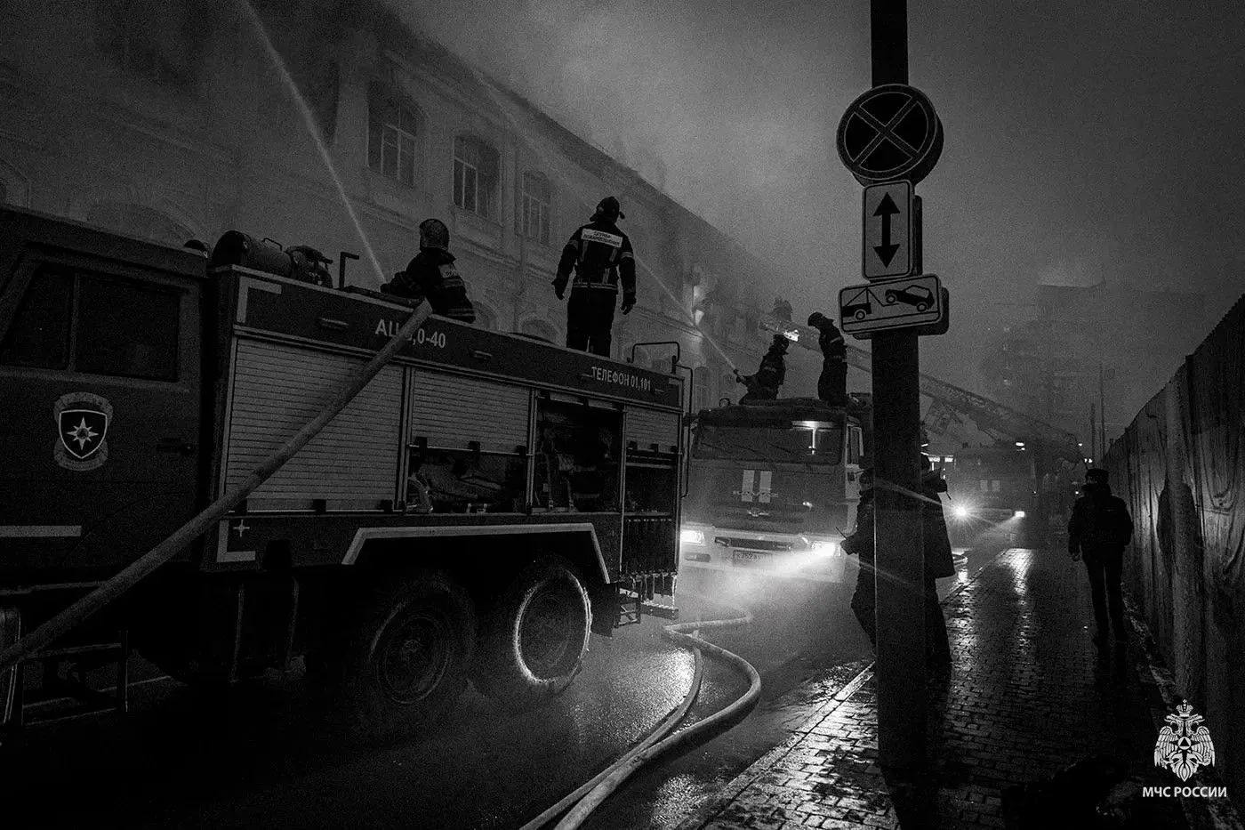 Профессия сильных: будни пожарных  Пока город спит, они уже на выезде. Пока в чьём-то доме случается