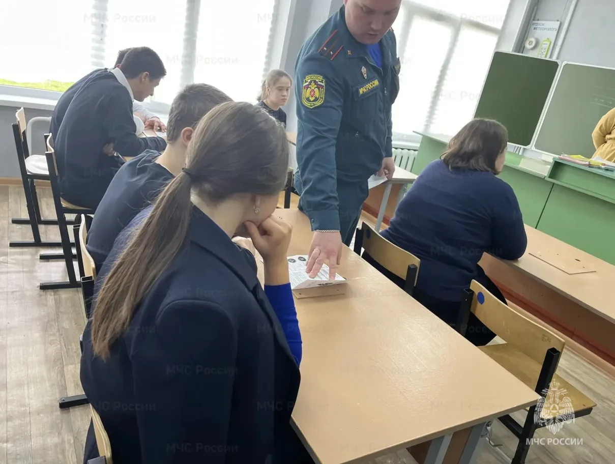 🎓В Одоевском районе сотрудники МЧС России провели профилактическое занятие со школьниками  Специалис