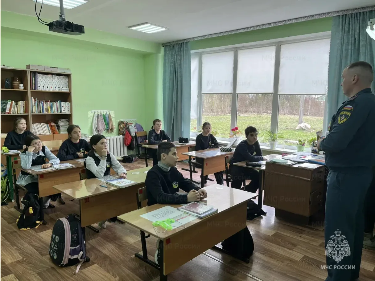🎓В Одоевском районе сотрудники МЧС России провели профилактическое занятие со школьниками  Специалис