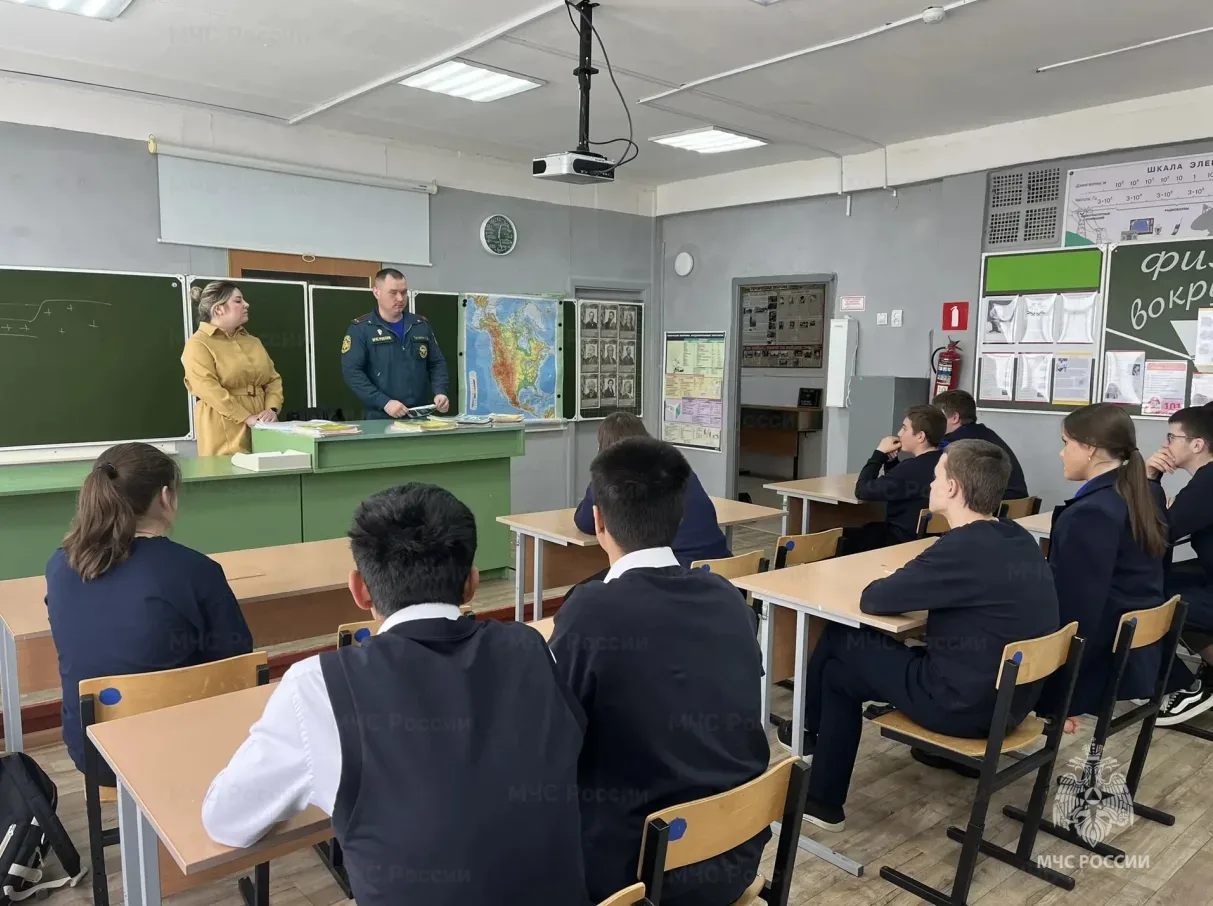 🎓В Одоевском районе сотрудники МЧС России провели профилактическое занятие со школьниками  Специалис