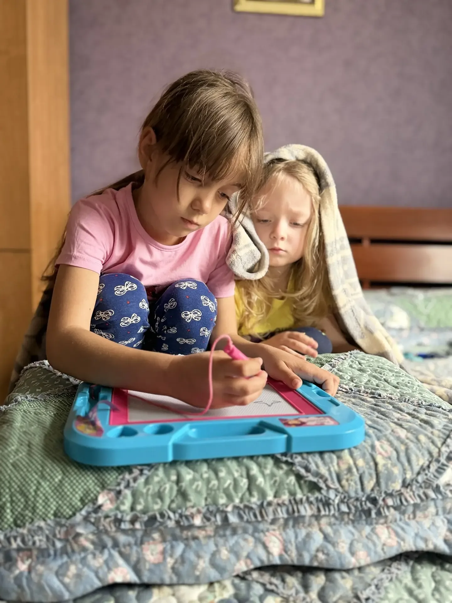 Сегодня у нас какое-то небывалое затишье…    На улице дождик. Дома сегодня почему-то по-особому тихо