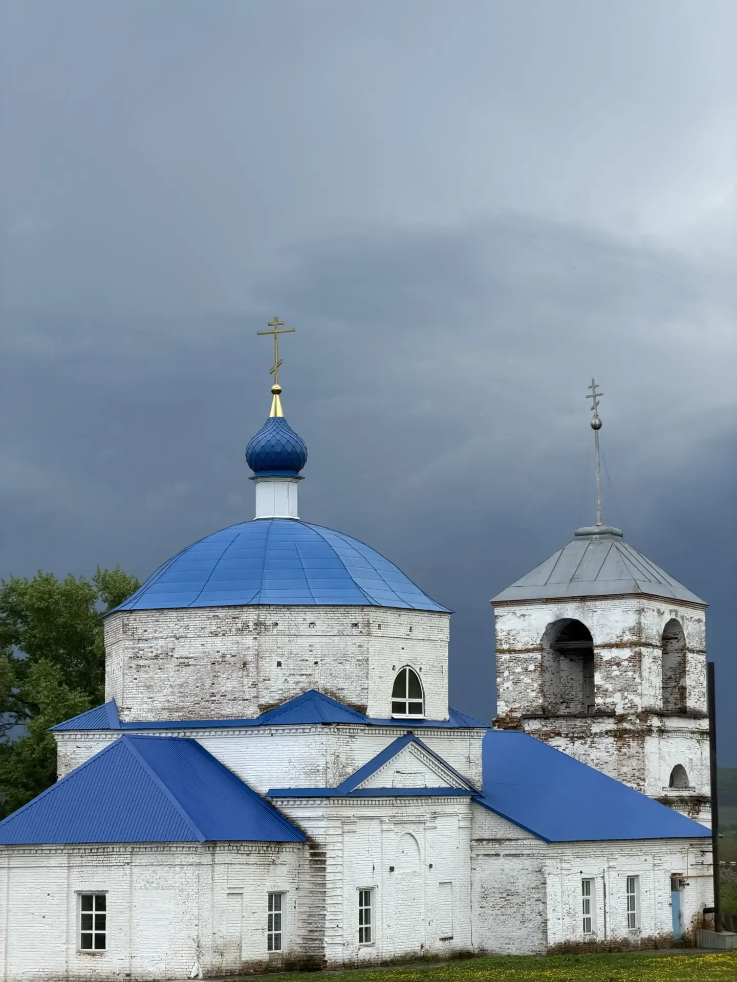 Сегодня у нас какое-то небывалое затишье…    На улице дождик. Дома сегодня почему-то по-особому тихо
