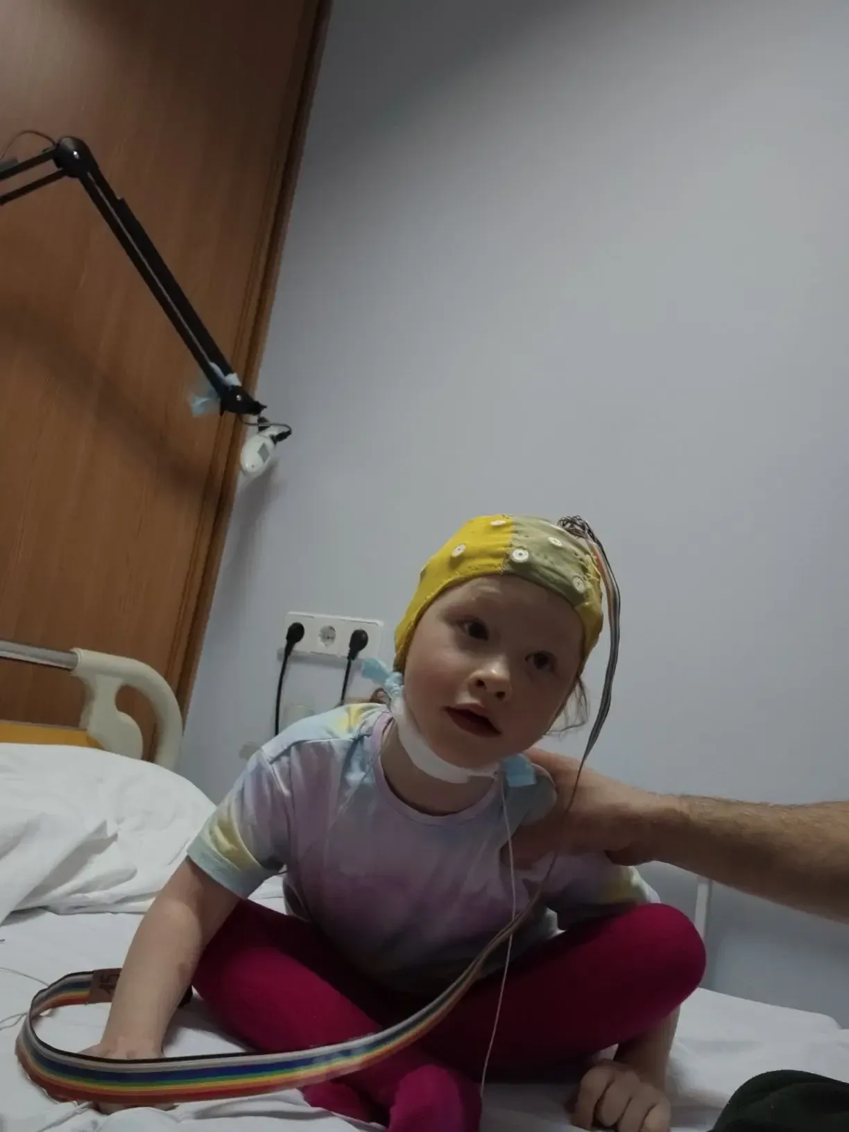 Мама умерла. Папа остался один. Он учит 6-летнюю Яну ходить самостоятельно — держит за плечи, чтобы 