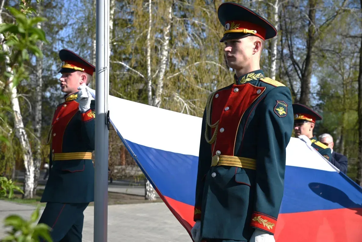 Начальник и курсанты БЮИ МВД России приняли участие в церемонии возложения цветов к стеле «Город тру