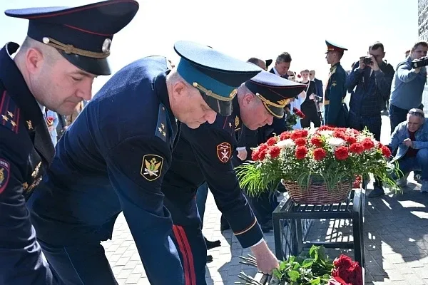 Начальник и курсанты БЮИ МВД России приняли участие в церемонии возложения цветов к стеле «Город тру