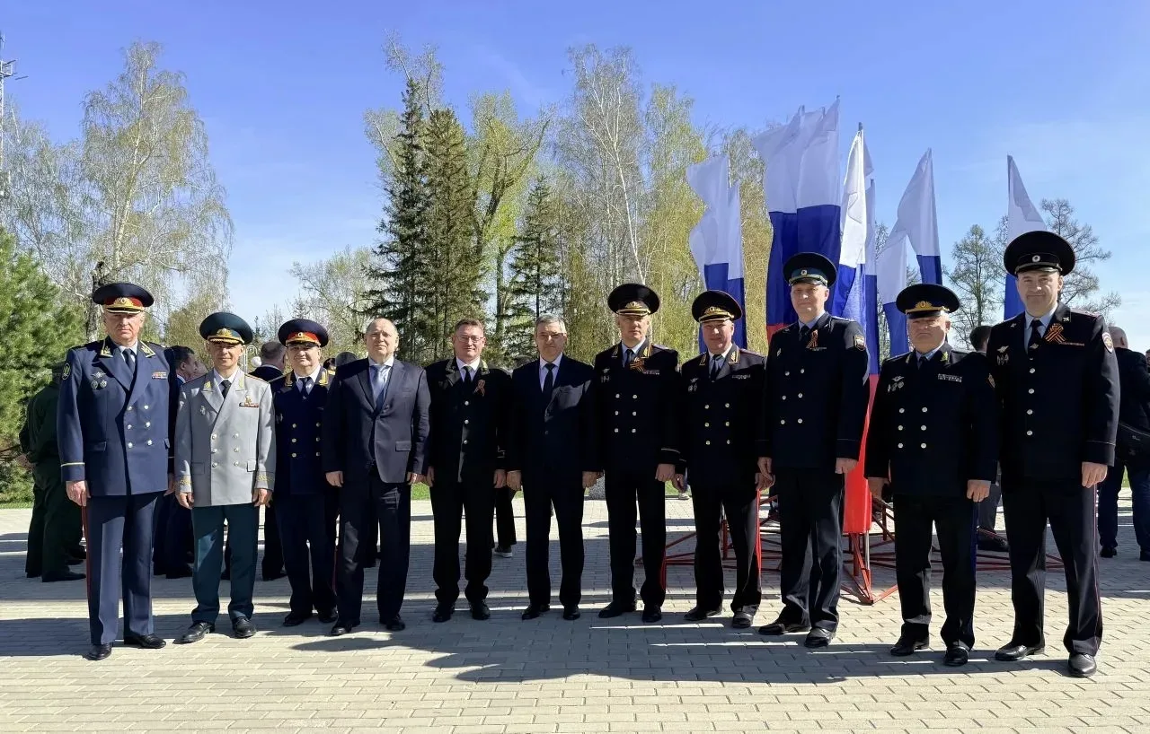 Начальник и курсанты БЮИ МВД России приняли участие в церемонии возложения цветов к стеле «Город тру