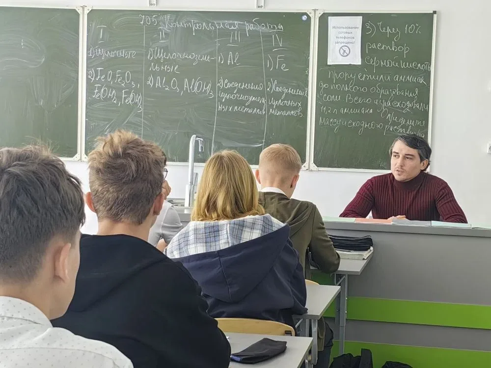 👨‍⚕️ Главный врач Красноармейской ЦРБ Андрей Бобров встретился со школьниками района в рамках проект