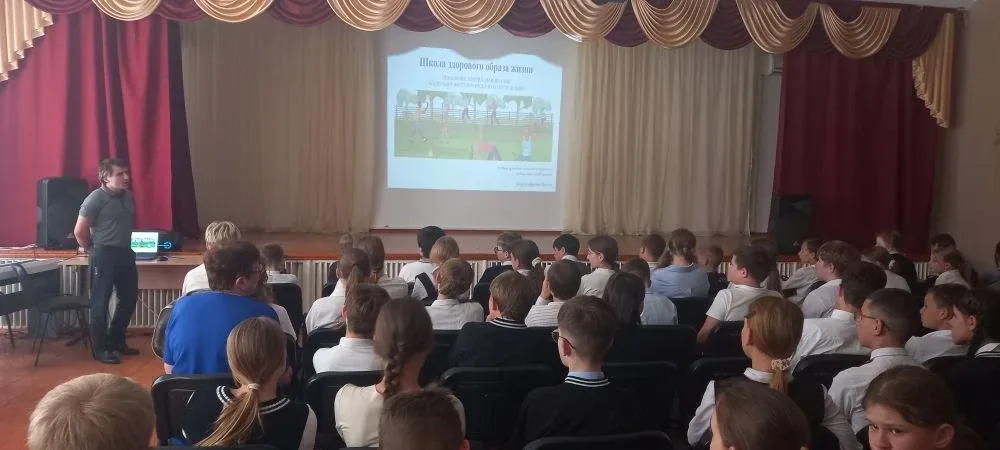 👨‍⚕️ Главный врач Красноармейской ЦРБ Андрей Бобров встретился со школьниками района в рамках проект