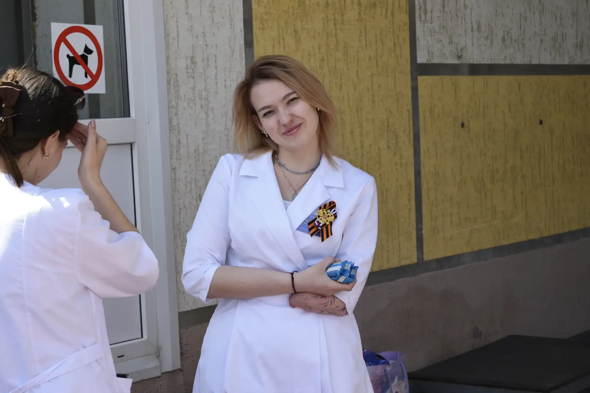 👵👦 Бабушки метали дротики, дедушки играли в городки, внуки заряжали рогатки, а рядом работали медики