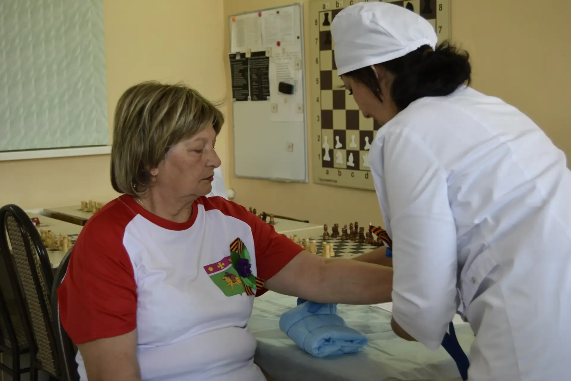 👵👦 Бабушки метали дротики, дедушки играли в городки, внуки заряжали рогатки, а рядом работали медики