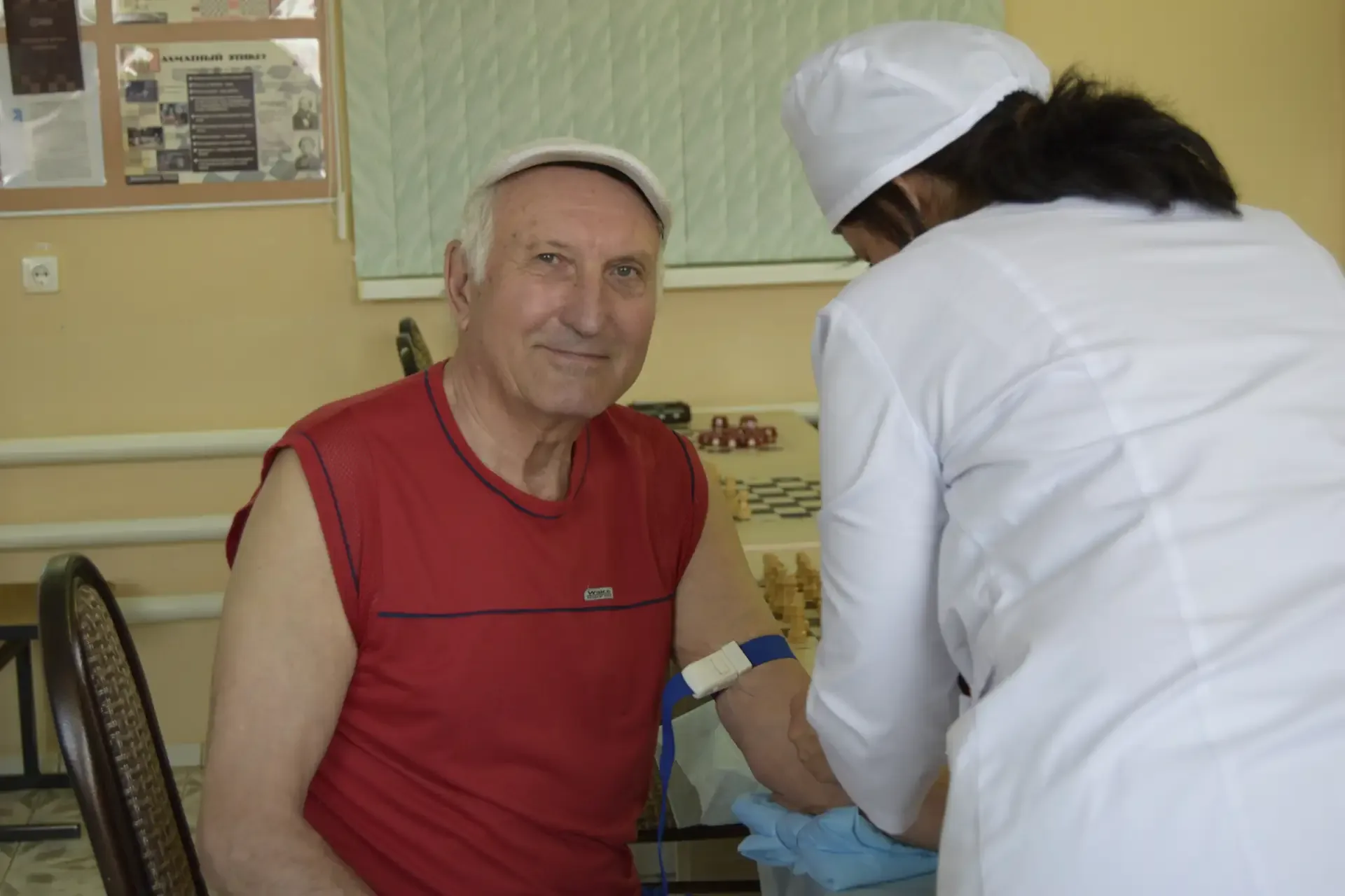 👵👦 Бабушки метали дротики, дедушки играли в городки, внуки заряжали рогатки, а рядом работали медики