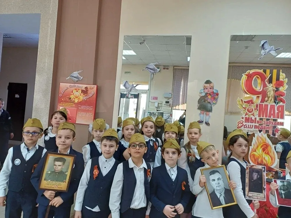 В стенах Лицея №71 прозвучали слова, полные уважения и любви. Ученики 1 "А" класса организовали и пр