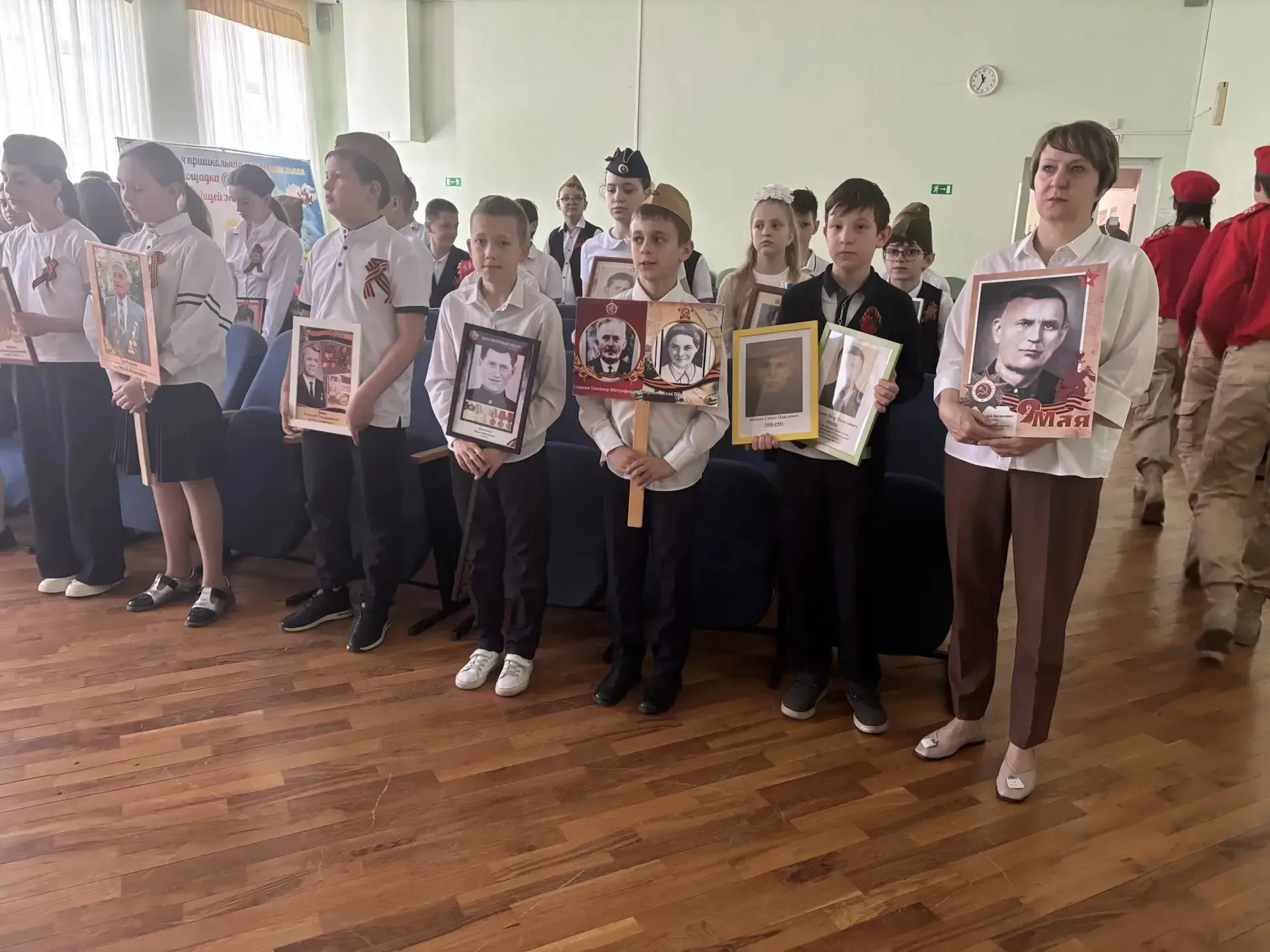 🎗В лицее 71 прошла акция "Поздравь ветерана"🎗  Никогда из памяти народной не исчезнут гордость за Ве