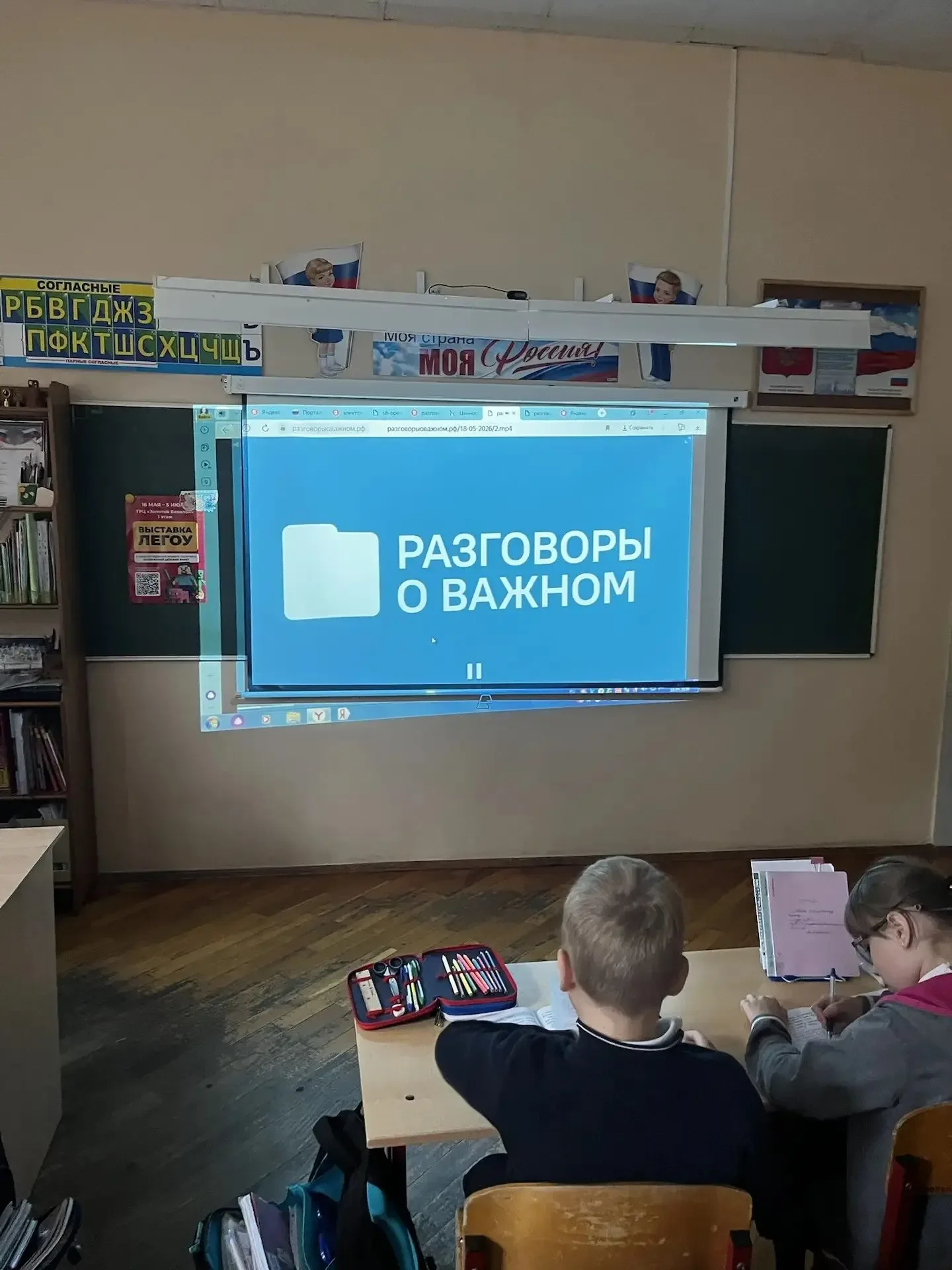 Сегодня, 18 мая 2026 года, в нашем любимом Лицее №71 прошла особенная линейка и, конечно же, наши еж