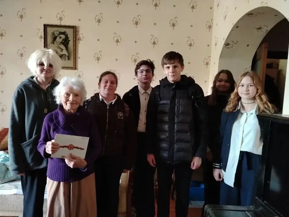 Отряд юных инспекторов движения поздравляет ветеранов с Днём Победы! В рамках общегородской акции «З