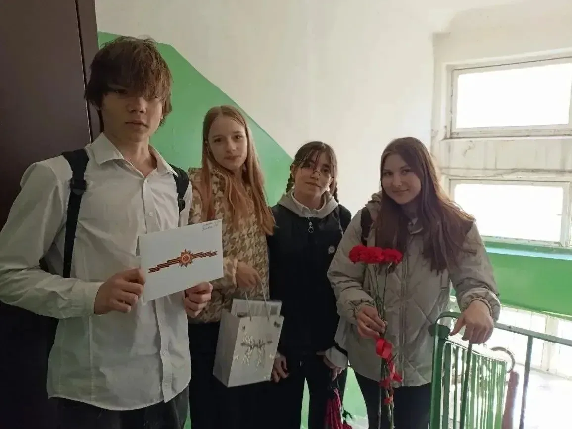 Отряд юных инспекторов движения поздравляет ветеранов с Днём Победы! В рамках общегородской акции «З