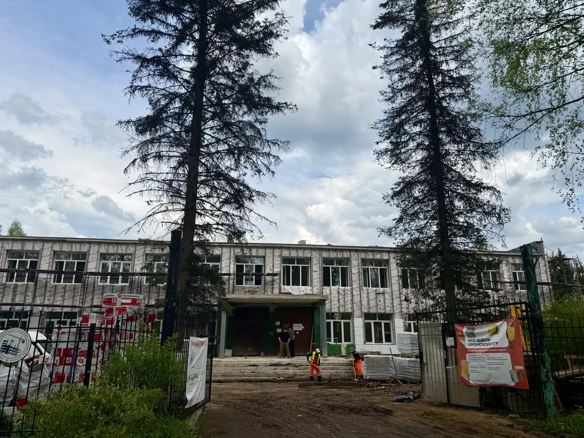 В деревне Мокрое продолжается капитальный ремонт школы «Созвездие Вента»   Продолжается капитальный 