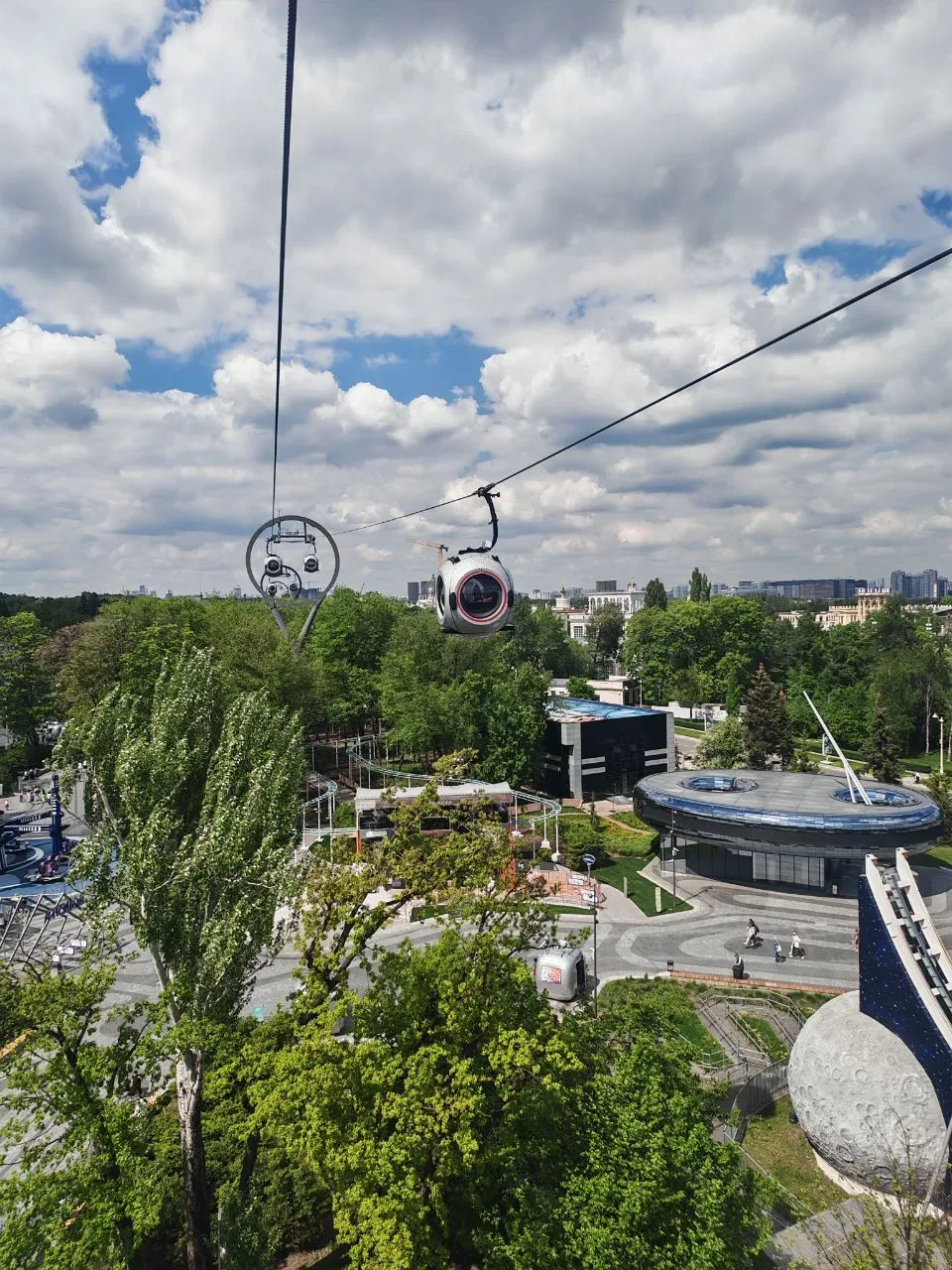 Шикарные виды на ВДНХ открываются с канатной дороги «Воздушный трамвай»   📍ВДНХ, парк «Орион» @orion