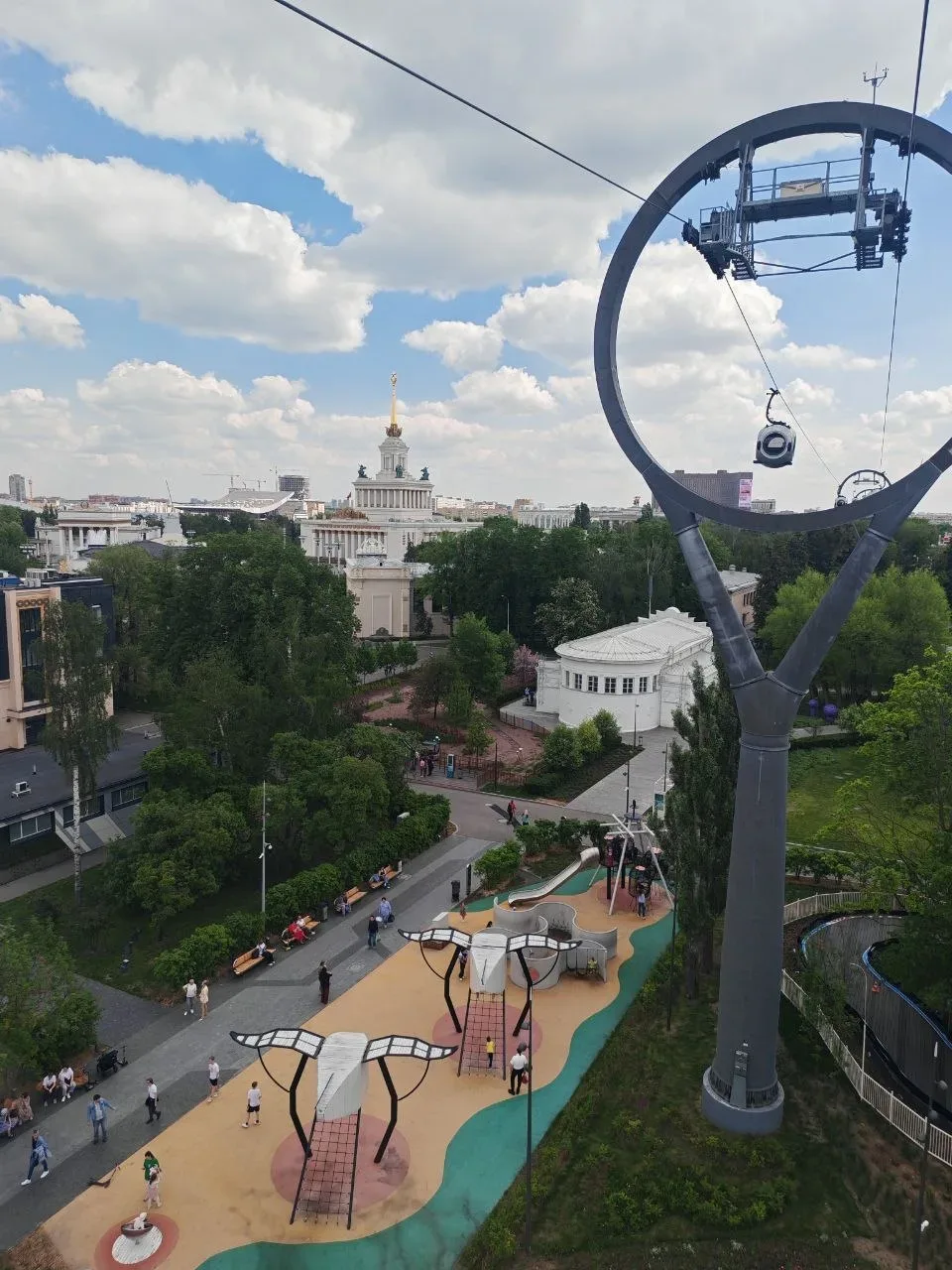 Шикарные виды на ВДНХ открываются с канатной дороги «Воздушный трамвай»   📍ВДНХ, парк «Орион» @orion
