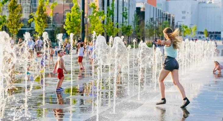 ⛲Где есть сухие фонтаны в Москве:  ⛲Парк «Музеон»  ⛲Парк «Ходынское Поле» ⛲На ВДНХ: 1. Перед Москвар
