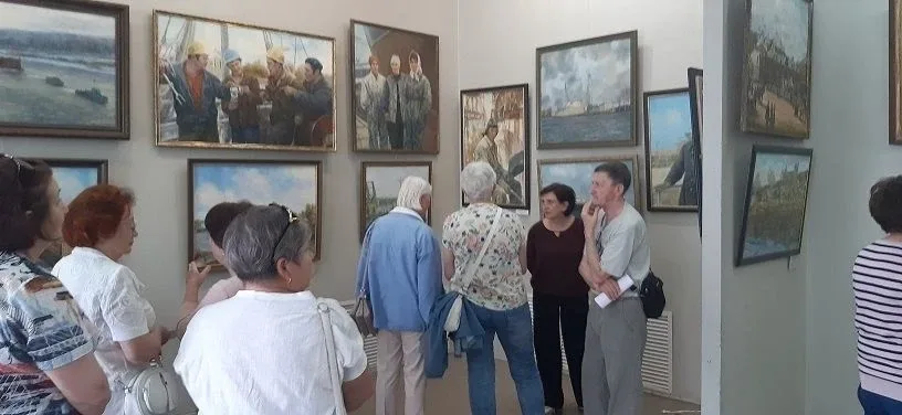 🌿Активные пенсионеры побывали на выставке живописи и скульптуры  Участники клуба «Активное долголети