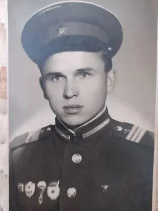 Сегодня поздравила с наступающим Днем Победы полковника в отставке, активиста Владимирской региональ