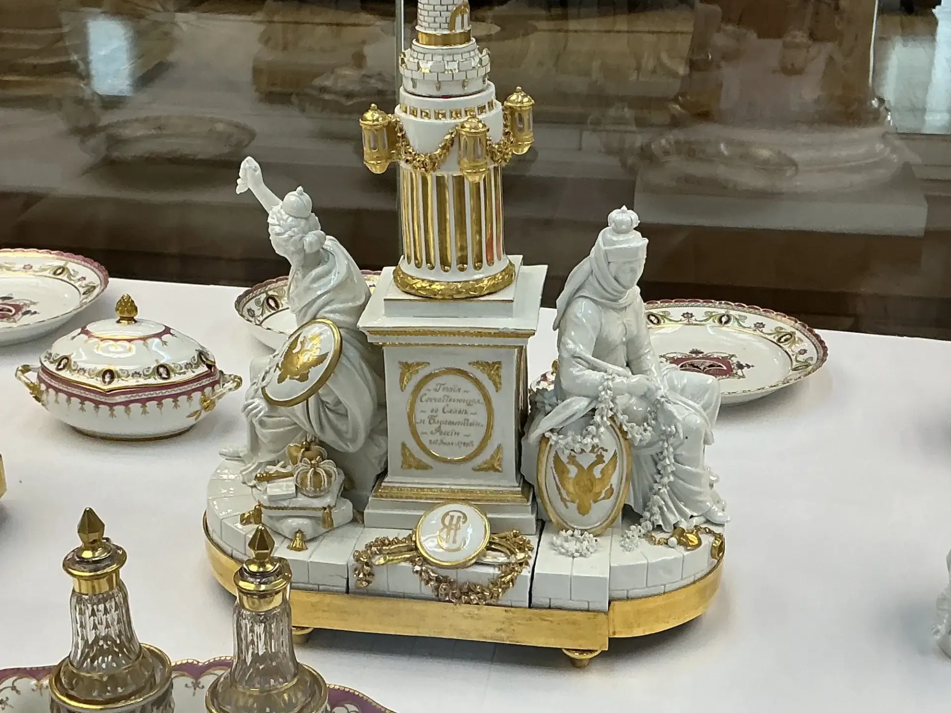 В начале XVIII века секрет европейского фарфора впервые раскрыли в Мейсене, и еще долго технология о