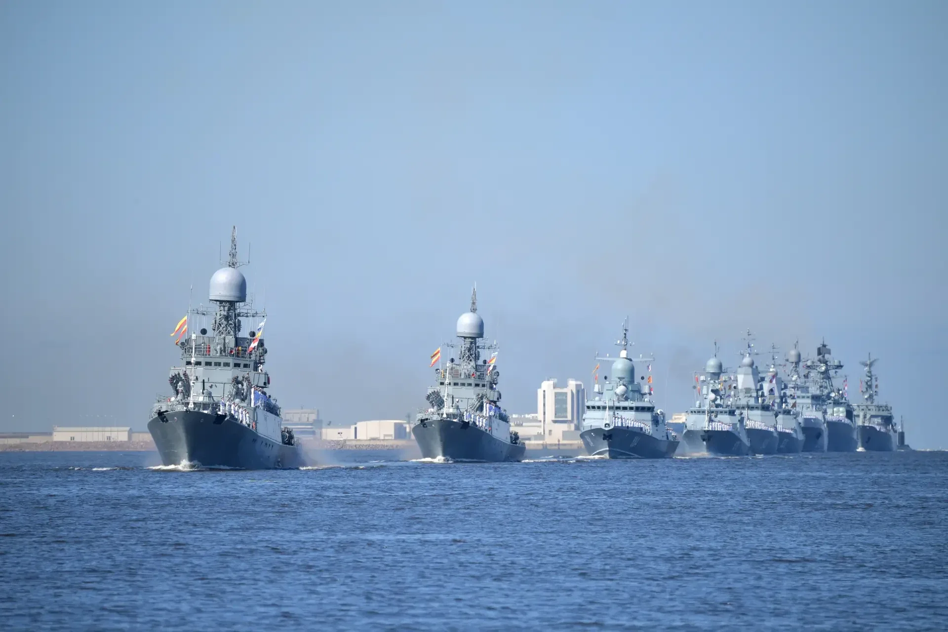 18 мая 1703 года в устье Невы 30 шлюпок под командованием Петра I захватили два шведских корабля. Эт