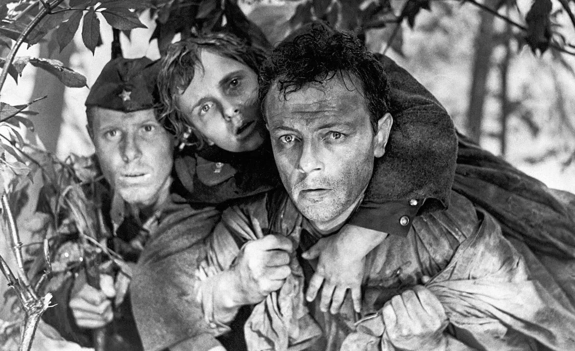 Мощный кадр из классики советского военного кино "Живые и мёртвые" (1963).