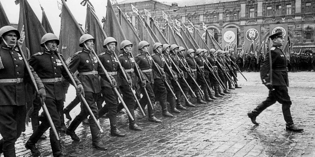 Услышал одну пронзительную, но при этом страшную мысль:  В Параде Победы, проходившем 24 июня 1945 г