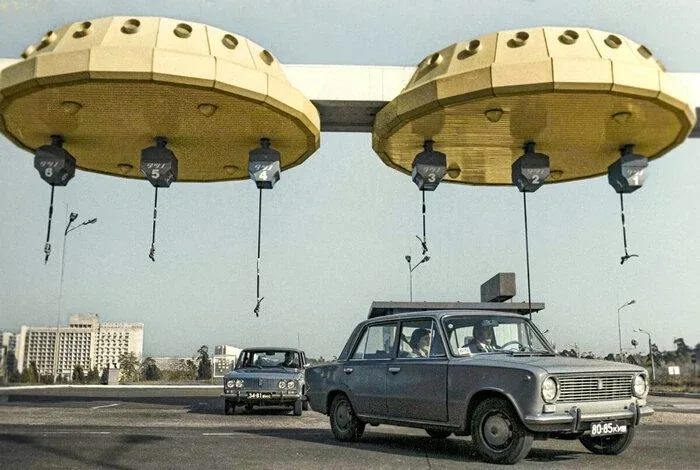 Футуристические заправки из СССР 1980-х. Их построили к Олимпиаде. Модерновые заправочные станции бы