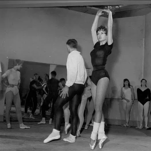 Начало 1950-х. Многообещающая французская балерина Брижит Бордо на занятиях. Интересно, что её ждёт 