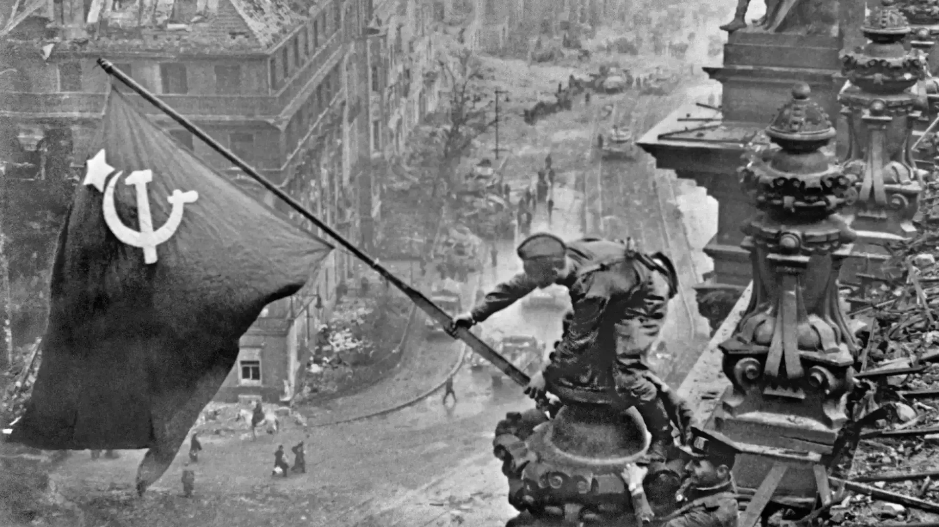 30 апреля 1945 года: над Рейхстагом взвилось Знамя Победы  30 апреля 1945 года в 14:25 разведчики 75