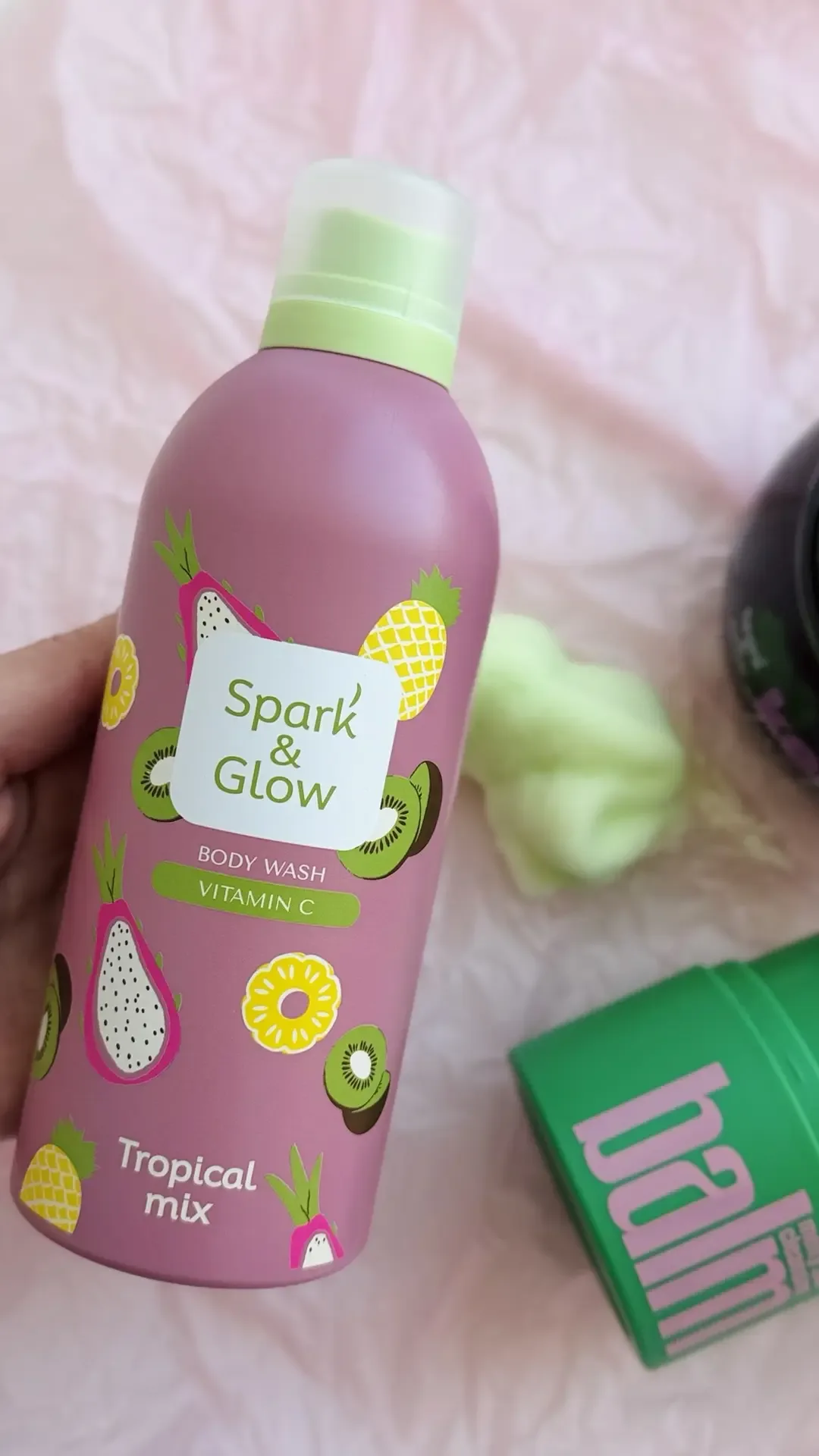 Делюсь находкой  от Spark&Glow 🩷 Такие яркие баночки, мы такое любим 🥹  Маска для волос — очень нежн