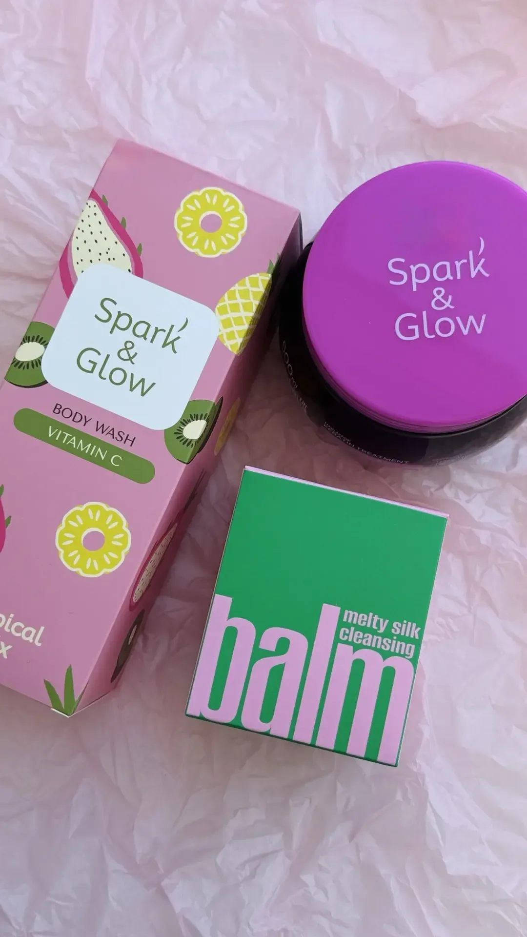 Делюсь находкой  от Spark&Glow 🩷 Такие яркие баночки, мы такое любим 🥹  Маска для волос — очень нежн