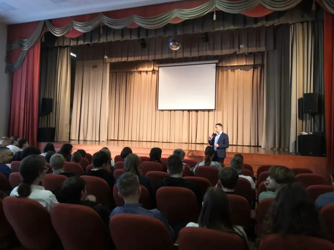 📢 Встреча с представителем Академии ФСО России 🛡️  В актовом зале нашей школы для учеников 10-х клас