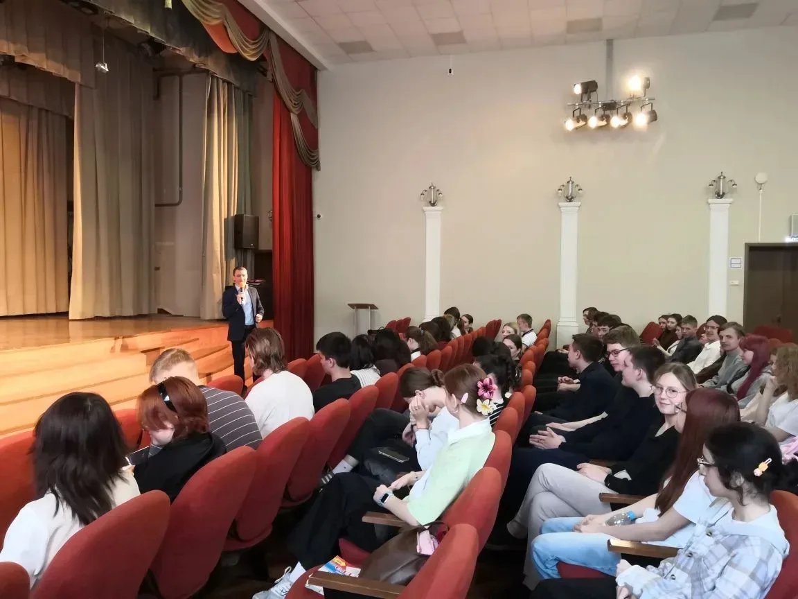 📢 Встреча с представителем Академии ФСО России 🛡️  В актовом зале нашей школы для учеников 10-х клас