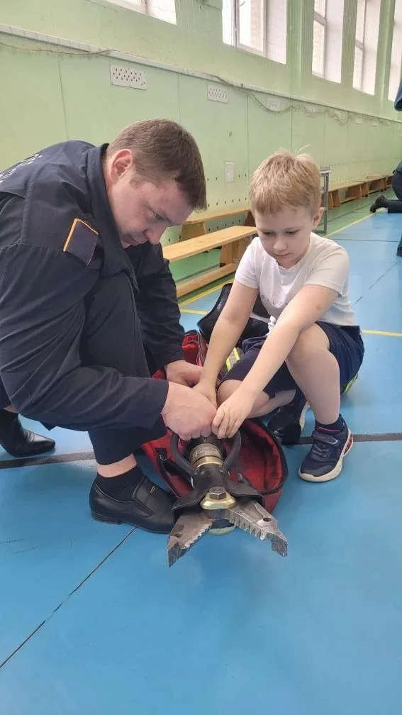 🚒📢 Вчера в гостях у обучающихся школы были сотрудники МЧС - настоящие герои, посвятившие себя служен