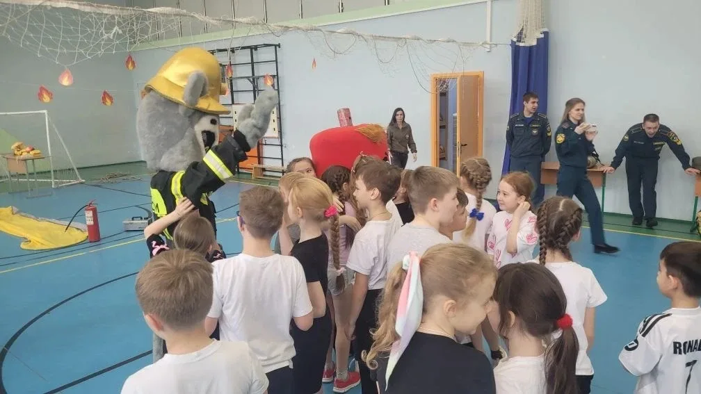🚒📢 Вчера в гостях у обучающихся школы были сотрудники МЧС - настоящие герои, посвятившие себя служен